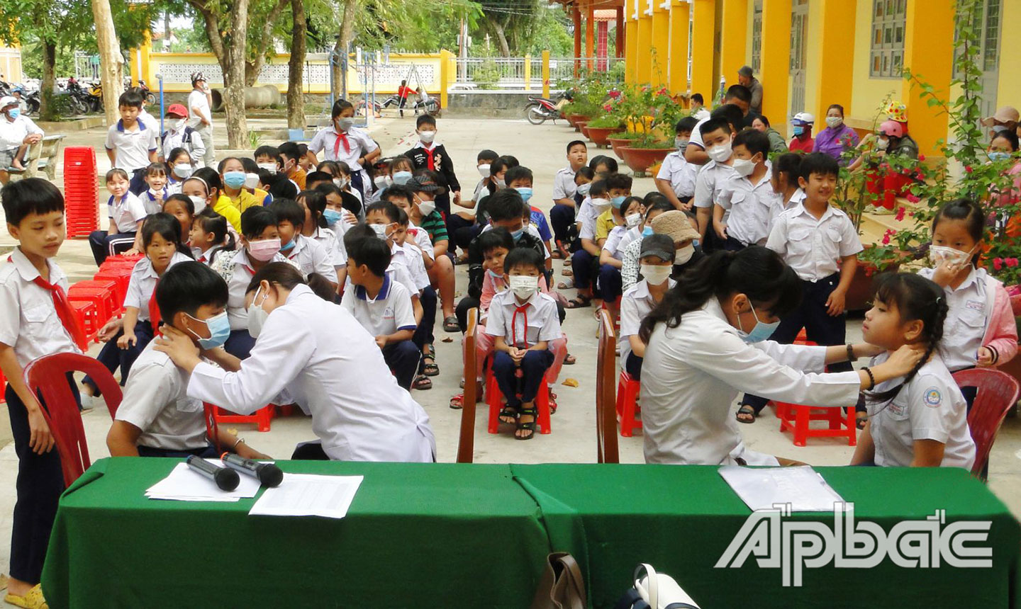 Bác sĩ  khám tầm soát bệnh lý tuyến giáp cho học sinh tại Trường Tiểu học Mỹ Thành Bắc, huyện Cai Lậy.                                                                      Ảnh: THANH HOÀNG