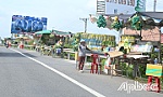 Tiền Giang: Tái diễn bán hàng rong dưới chân cầu Mỹ Thuận