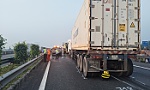 Xe tải va chạm xe container gây ùn tắc giao thông trên cao tốc TP. Hồ Chí Minh - Trung Lương