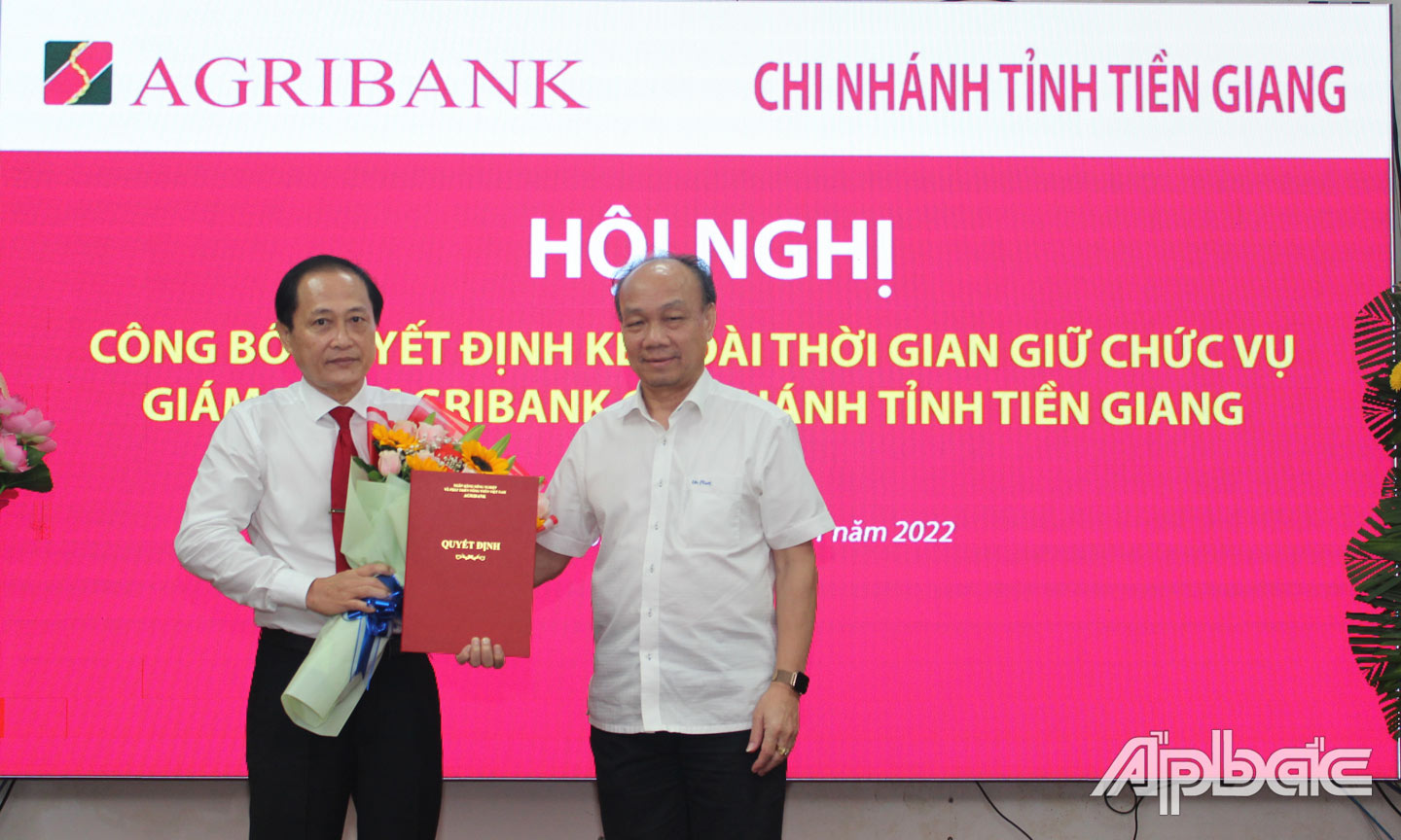 Ông Nguyễn Minh Trí, thành viên Hội đồng Agibank trao Quyết định kéo dài thời gian giữ chức vụ cho ông Nguyễn Văn Huỳnh.