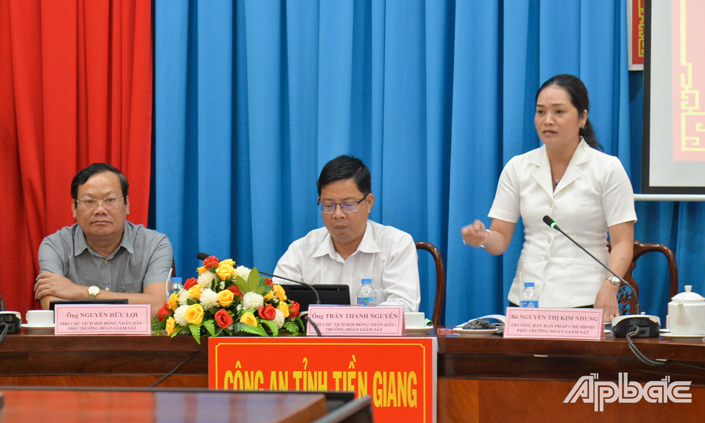 Đồng chí Nguyễn Thị Kim Nhung, Trưởng ban Ban Pháp chế HĐND tỉnh phát biểu tại buổi làm việc.