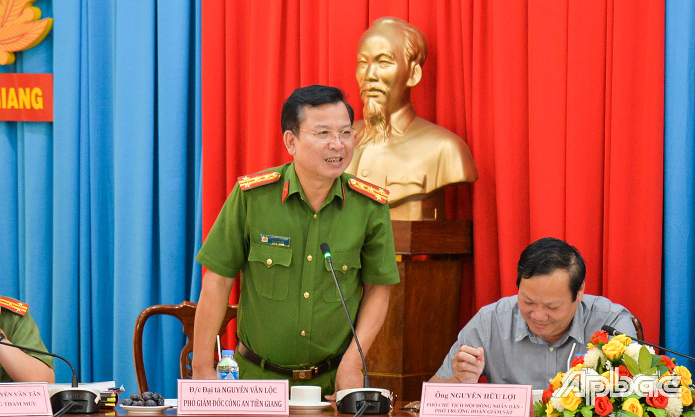 Đại tá Nguyễn Văn Lộc, Phó Giám đốc Công an tỉnh Tiền Giang giải trình một số nội dung do thành viên đoàn giám sát đề nghị.