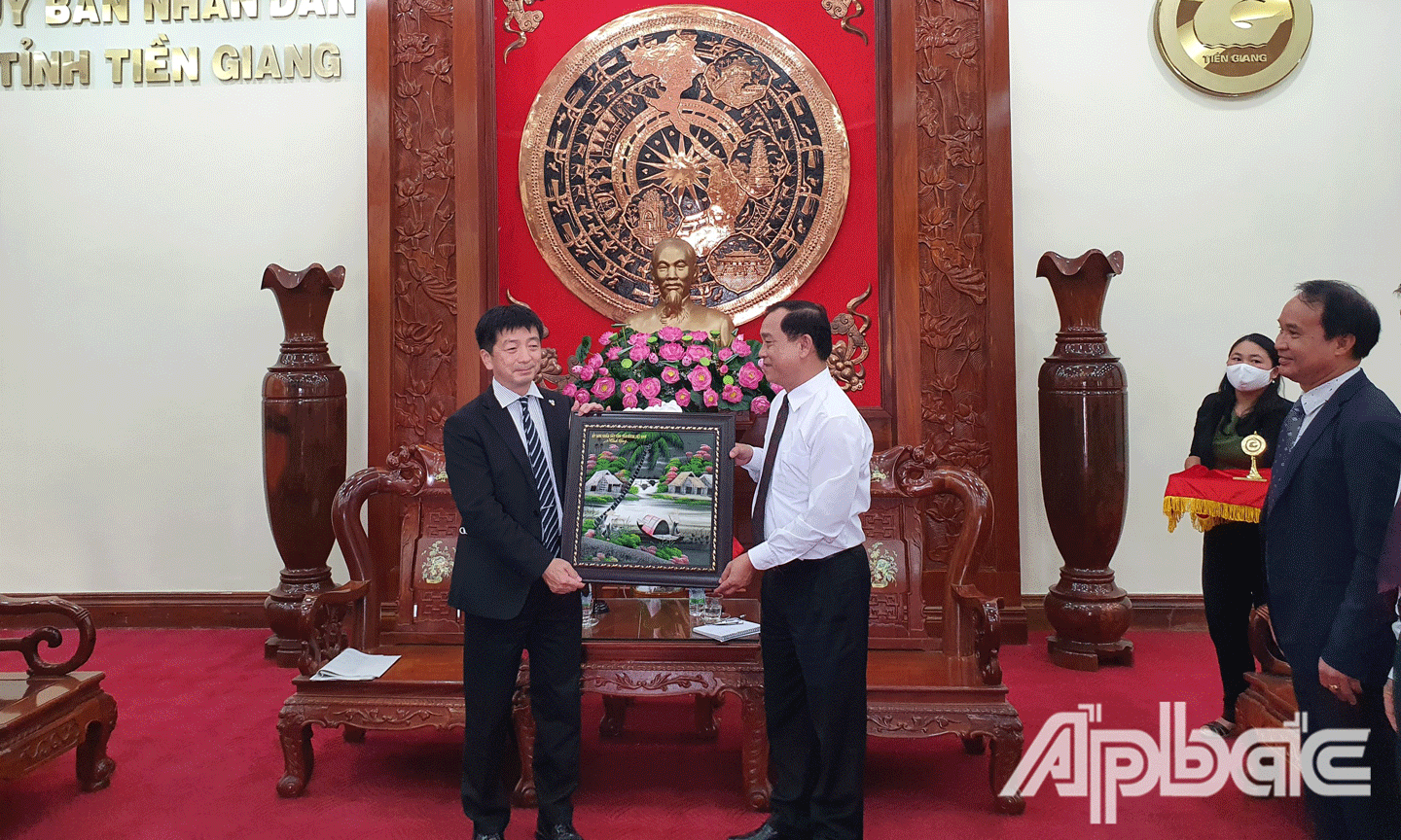 Chủ tịch UBND tỉnh Nguyễn Văn Vĩnh trao tặng quà của Tiền Giang cho 