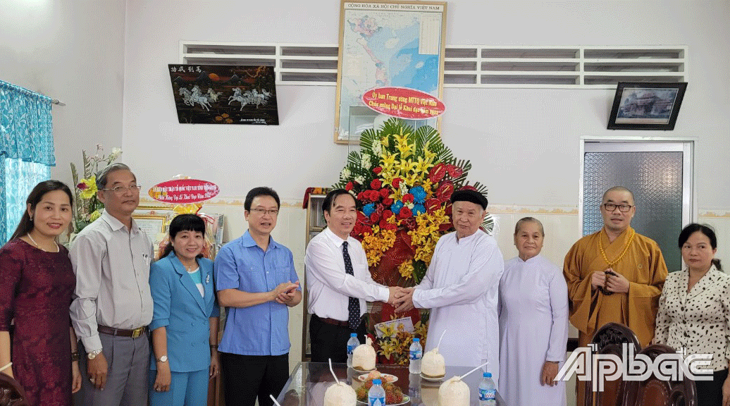 Đồng chí Ngô Sách Thực, Phó Chủ tịch Ủy ban Trung ương MTTQ Việt Nam trao hoa chúc mừng đến Thái đầu sư Lê Văn Long, Hội thánh Cao Đài Chơn Lý