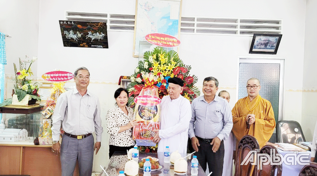 Bà Bùi Thị Mai, Trưởng Ban tôn giáo tỉnh trao quà đến Hội thánh Cao Đài Chơn Lý