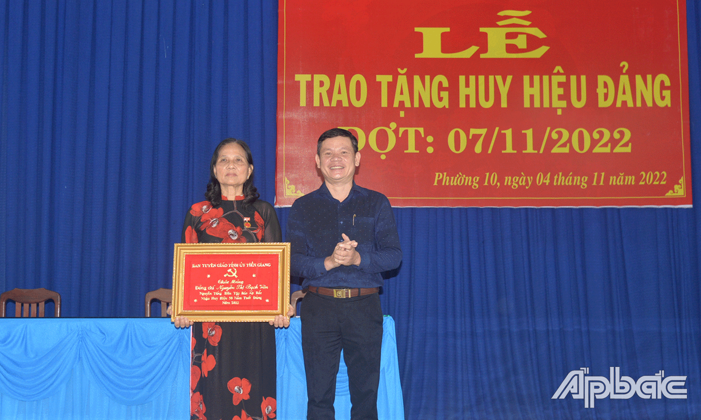Đại diện Ban Tuyên giáo Tỉnh ủy tặng quà lưu niệm cho đảng viên Nguyễn Thị Bạch Vân.