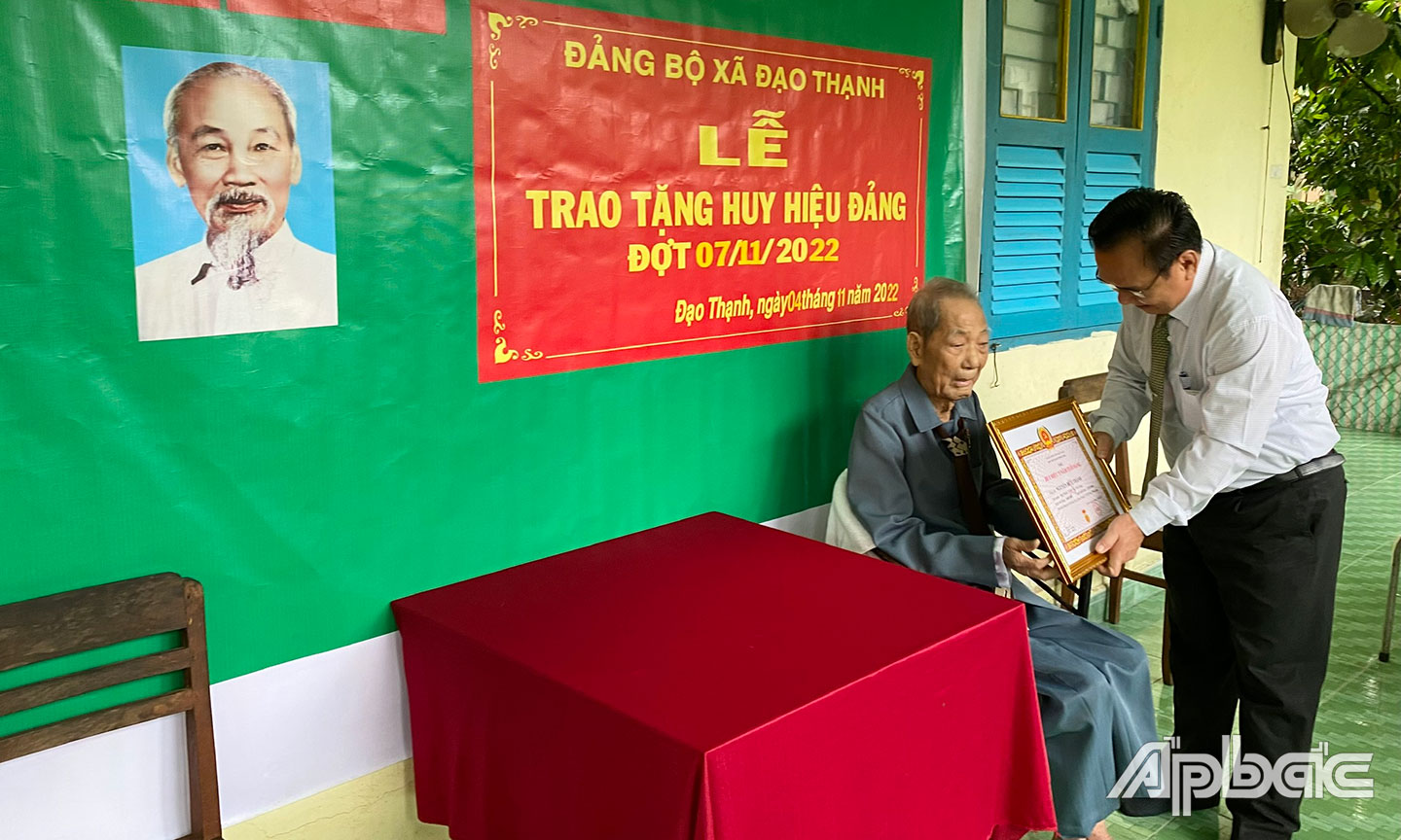 Ông Võ Văn Bình- Phó Bí thư Thường trực Tỉnh ủy, Chủ tịch HĐND tỉnh Tiền Giang trao huy hiệu Đảng tặng đảng viên cao niên tại xã Đạo Thạnh.