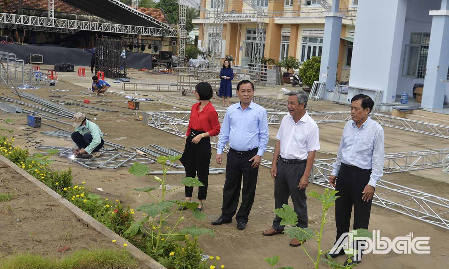 Đồng chí Nguyễn Văn Vĩnh (thứ 2 từ trái sang) kiểm tra công tác chuẩn bị sân khấu cho lễ khai mạc Lễ hội tại UBND xã Đông Hòa Hiệp.