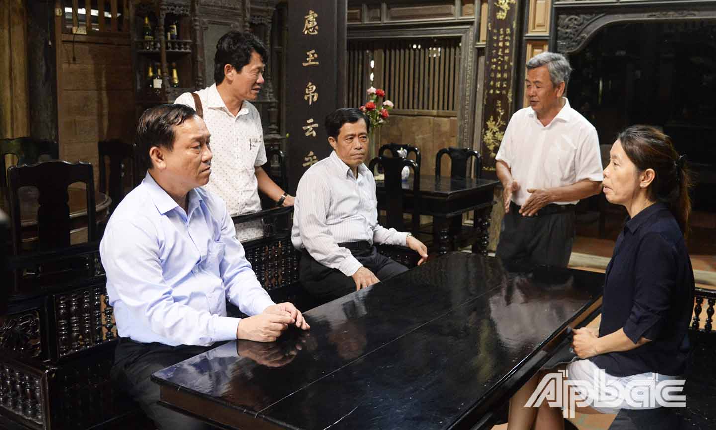 Đồng chí Nguyễn Văn Vĩnh kiểm tra công tác chuẩn bị tại Nhà cổ ông Kiệt. 