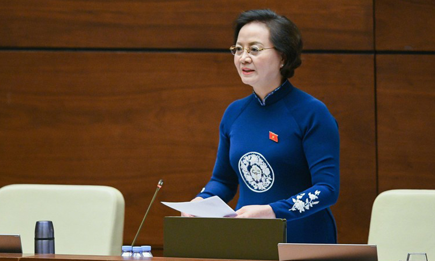 Bộ trưởng Nội vụ Phạm Thị Thanh Trà trả lời chất vấn của đại biểu Quốc hội trong phiên họp chiều 4/11. (Ảnh: THỦY NGUYÊN)