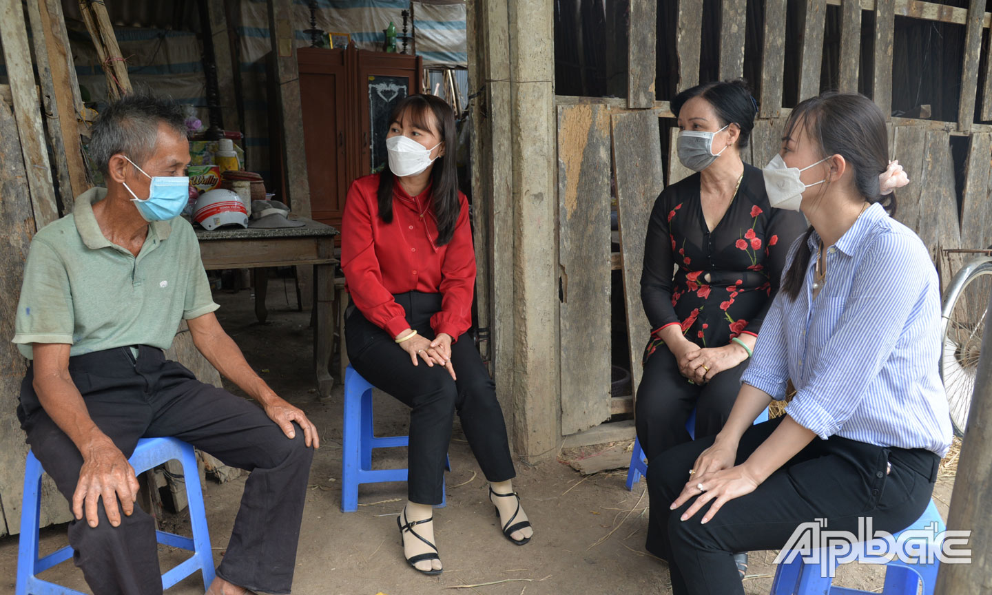 Cô Nguyễn Thị Tiền (thứ 2 từ phải qua) cùng Hội Liên hiệp Phụ nữ xã, huyện đến thăm hỏi gia đình chú Nguyễn Văn Sang để hỗ trợ chú Sang xây nhà.