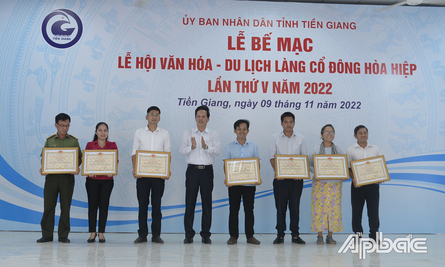 Đồng chí Nguyễn Thành Diệu trao bằng khen của UBND tỉnh cho các tập thể có thành tích xuất sắc trong công tác tổ chức Lễ hội.