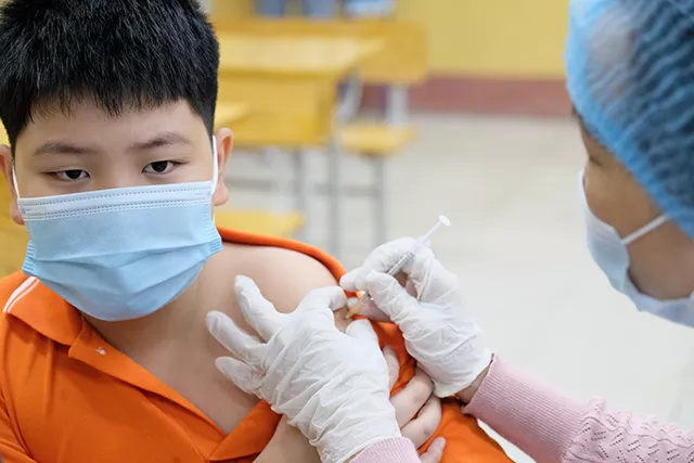 Tiêm vaccine phòng COVID-19 cho trẻ em. Ảnh: Trần Minh.