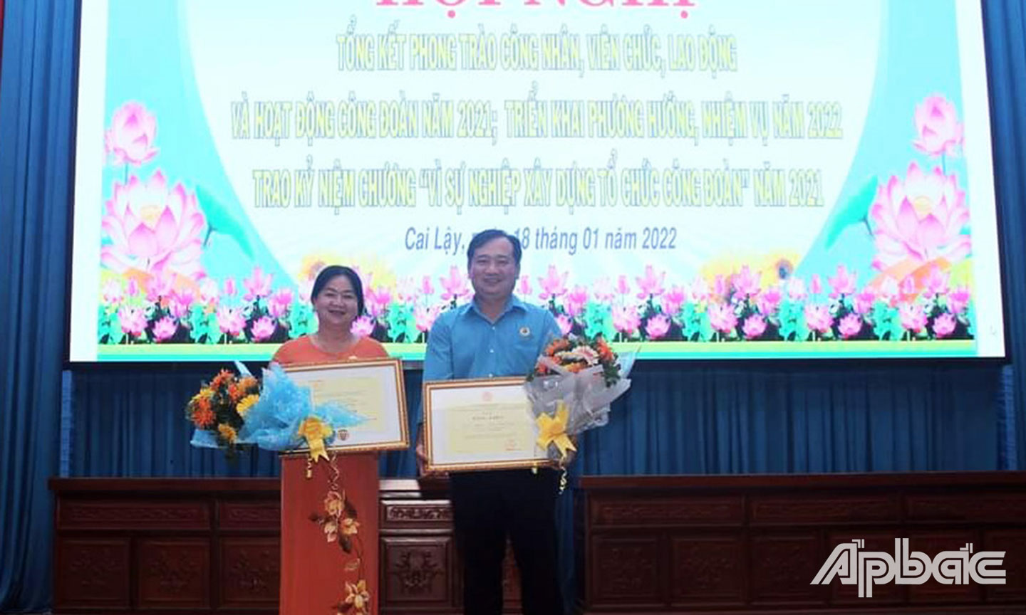 Cô Trang được khen thưởng  tại Hội nghị tổng kết phong trào công nhân, viên chức,  lao động và hoạt động  Công đoàn năm2021  của huyện Cai Lậy.