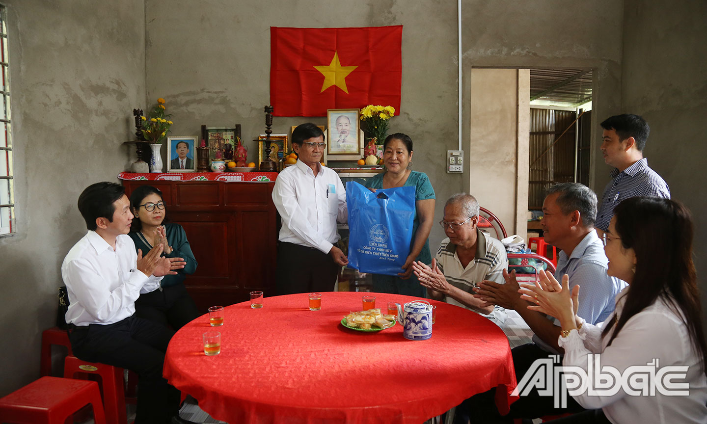 Đồng chí Phạm Văn Đức trao quà tặng gia đình ông 