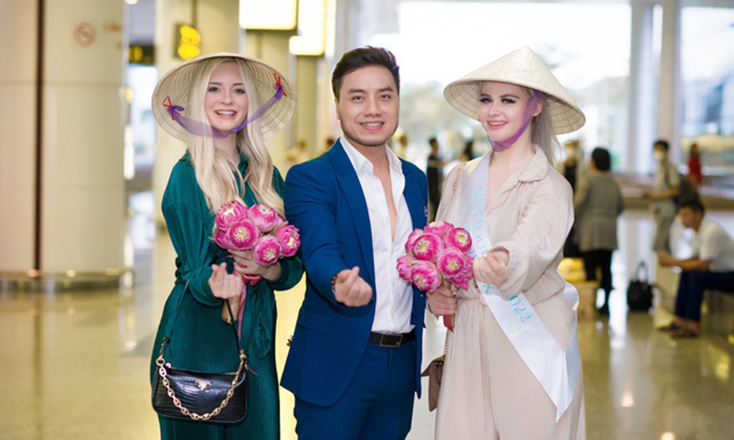 Hoa hậu Du lịch các nước được chào đón nồng hậu tại Việt Nam với hoa sen và nón lá. Ảnh: VGP