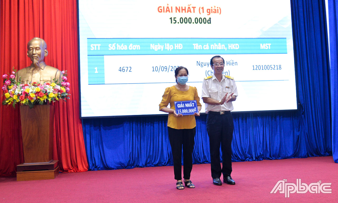 Đồng chí Cao Văn Tạo, Cục trưởng Cục Thuế Tiền Giang trao giải Nhất cho các cá nhân may mắn.