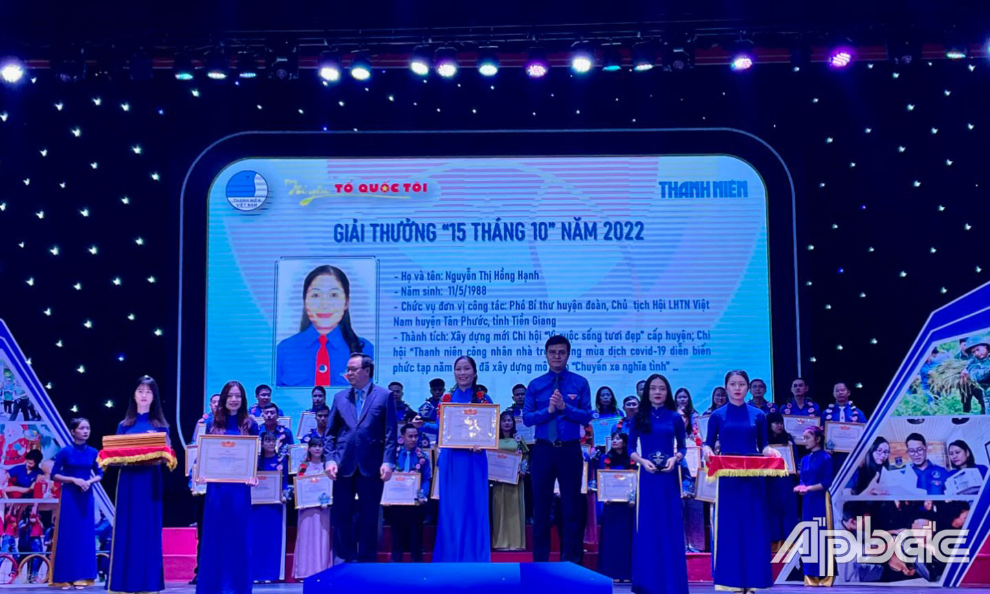 Chủ tịch Hội LHTN Việt Nam huyện Tân Phước Nguyễn Thị Hồng Hạnh  nhận Giải thưởng “15 tháng 10” năm 2022 do Hội LHTN Việt Nam trao tặng.