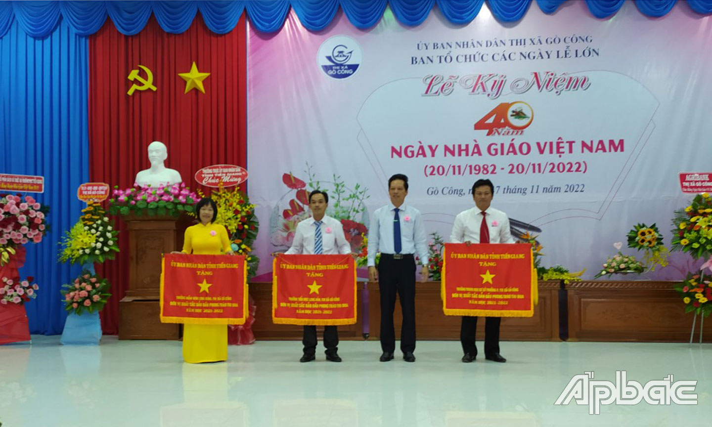 Đồng chí Nguyễn Thành Diệu trao Cờ dẫn đầu phong trào thi đua “Dạy tốt - Học tốt” năm học 2021 - 2022 của UBND tỉnh Tiền Giang tặng cho các tập thể.