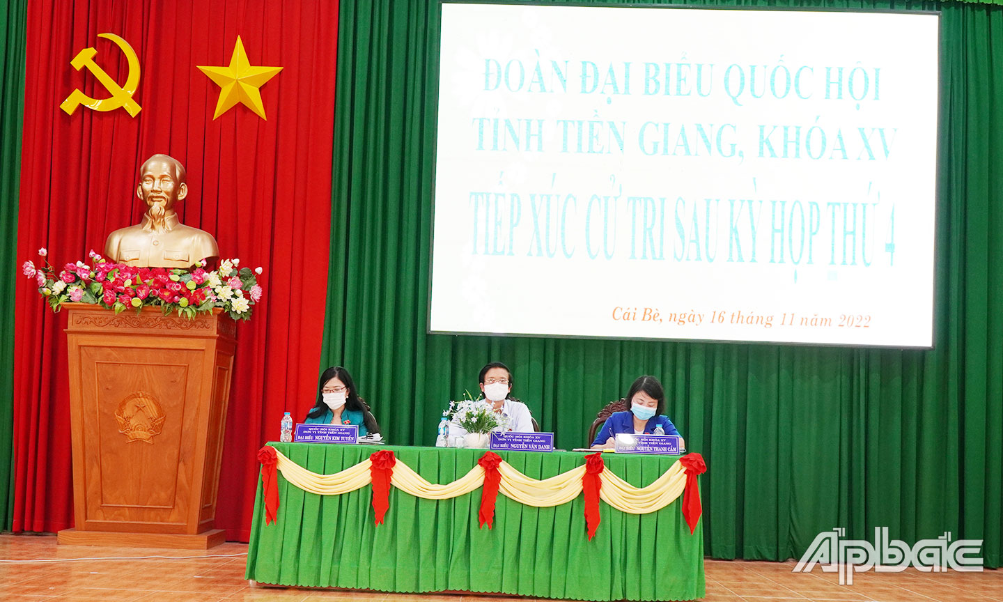 Đồng chí Nguyễn Văn Danh và các ĐBQH lắng nghe và ghi nhận ý kiến cử tri.