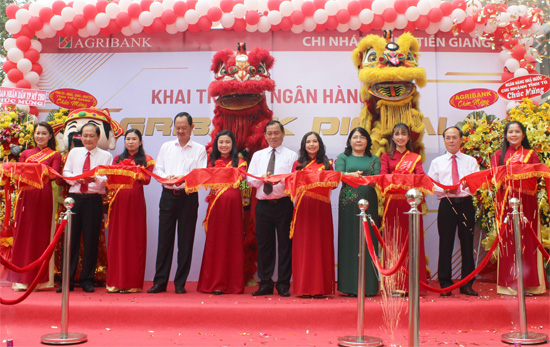 Ông Nguyễn Văn Vĩnh, Chủ tịch UBND tỉnh (giữa) cùng các lãnh đạo tỉnh Tiền Giang, Ngân hàng Nhà nước tỉnh và Agribank cắt băng khai trương Agribank Digital