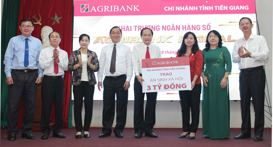 Giám đốc Nguyễn Văn Huỳnh trao biển tượng trưng số tiền 3 tỷ đồng Agribank Tiền Giang tài trợ an sinh xã hội cho lãnh đạo UBMTTQ tỉnh.