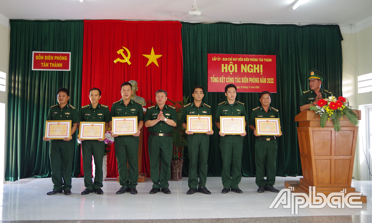 Đồng chí Đại tá Bùi Văn Vũ, Chính ủy BĐBP Tiền Giang trao tặng giấy khen cho các tập thể, cá nhân đạt thành tích xuất sắc trong phong trào thi đua Quyết thắng năm 2022.