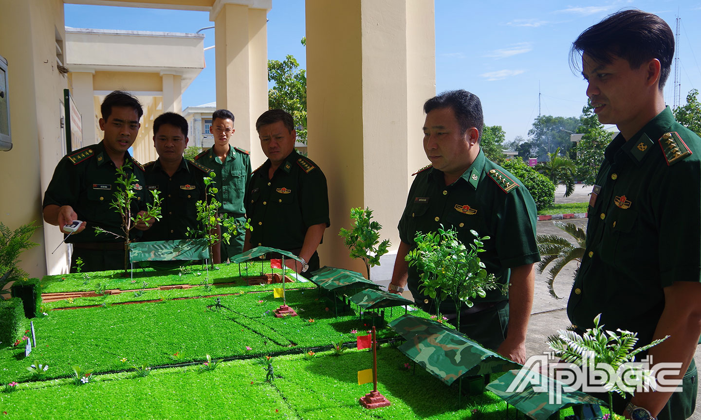 Đại tá Bùi Văn Vũ, Chính ủy BĐBP Tiền Giang tham quan mô hình huấn luyện của đơn vị. 