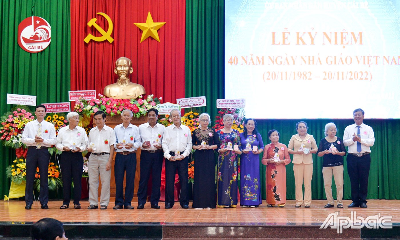 Nguyên lãnh đạo, cán bộ Phòng Giáo dục và Đào tạo huyện Cái Bè nhận biểu trưng và quà lưu niệm thay lời tri ân.