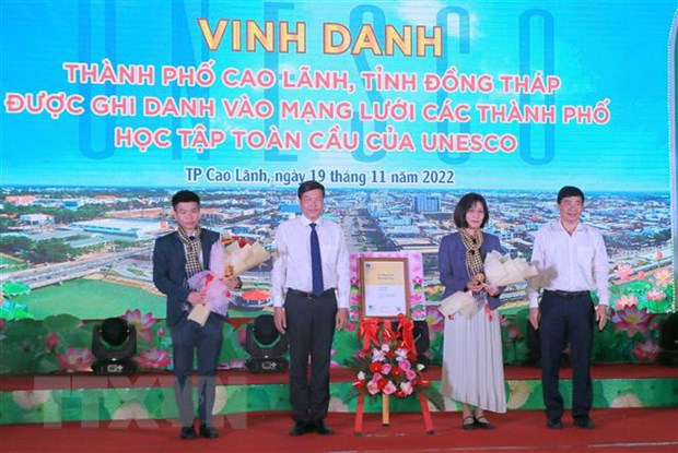 Bà Miki Nozawa, Trưởng Ban Giáo dục của Văn phòng UNESCO tại Hà Nội trao Giấy chứng nhận thành phố Cao Lãnh là thành viên Mạng lưới các thành phố học tập toàn cầu cho đại diện lãnh đạo thành phố Cao Lãnh. (Ảnh: Nhựt An/TTXVN)