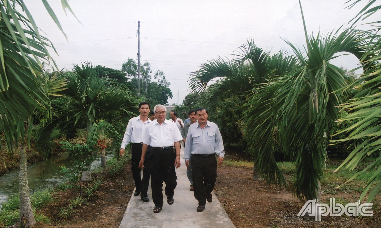 Thủ tướng Võ Văn Kiệt thăm Viện Nghiên cứu Cây ăn quả miền Nam tại xã Long Định, huyện Châu Thành, tỉnh Tiền Giang.