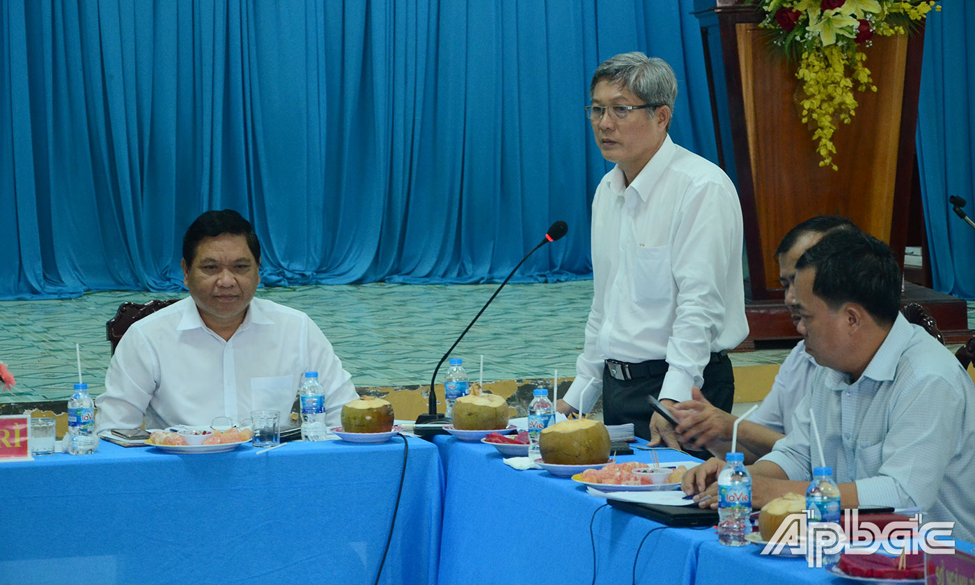 Chủ tịch UBND huyện Chợ Gạo Nguyễn Hồng Hữu phát biểu tại buổi làm việc.