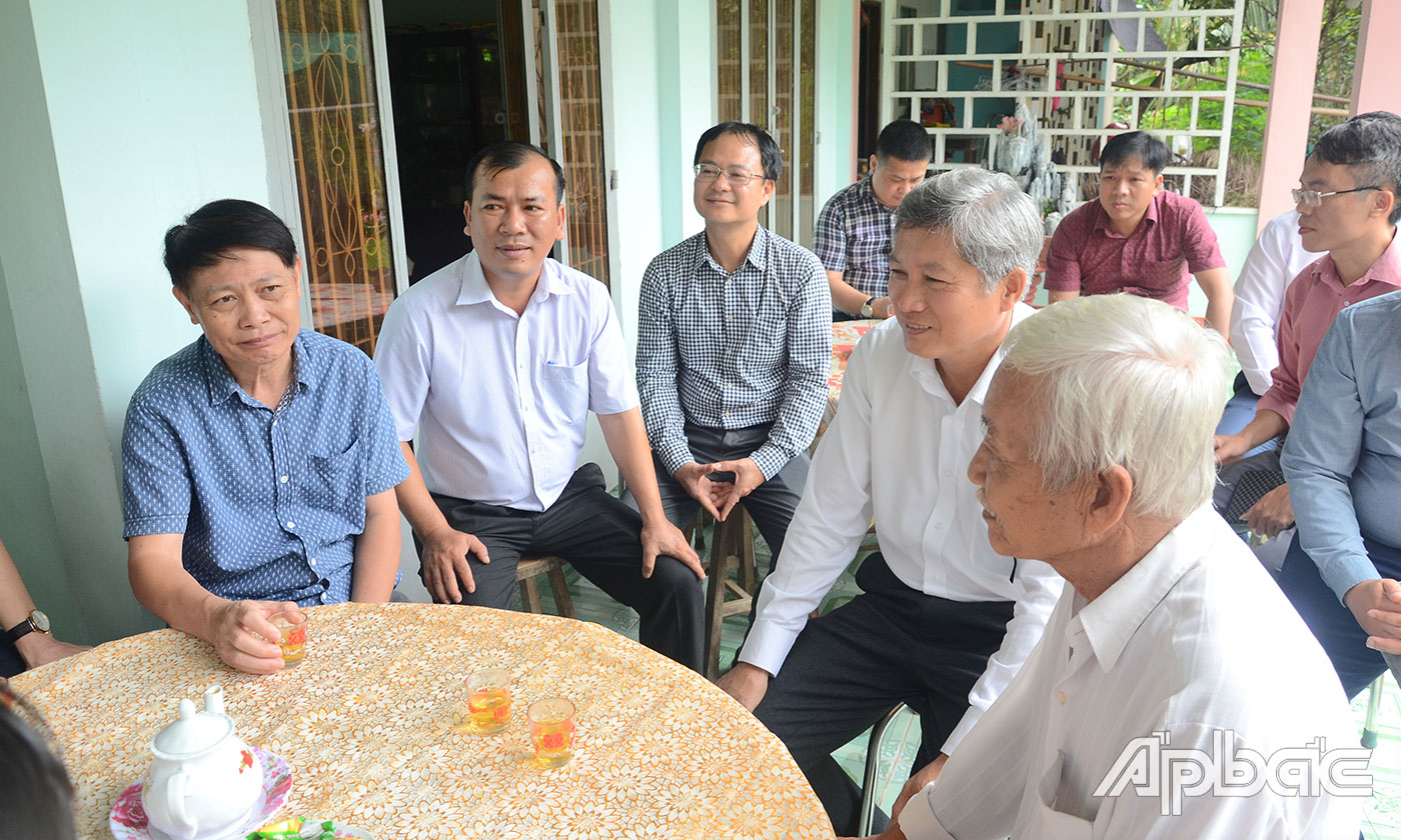 Đoàn công tác khảo sát thực tế tại hộ ông Nguyễn Kim Chi.