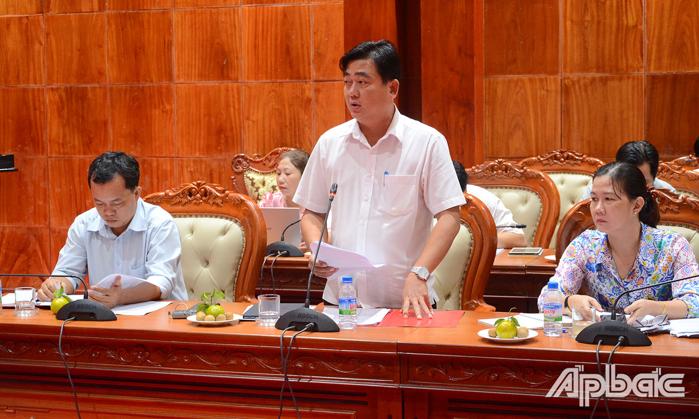 Phó Giám đốc Sở Kế hoạch và Đầu tư Nguyễn Hoàng Khuyên báo cáo kết quả thực hiện các chương trình mục tiêu quốc gia.