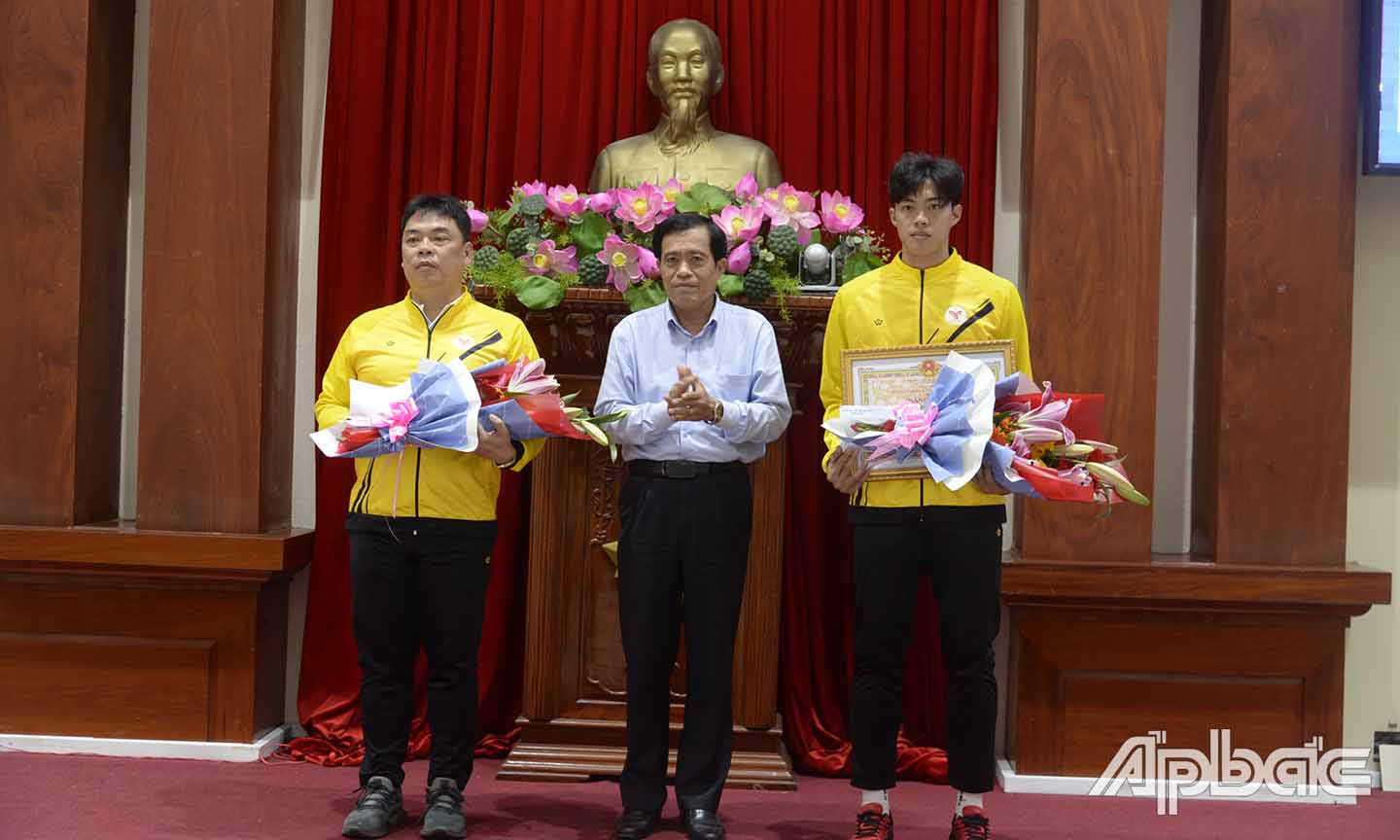 Đồng chí Nguyễn Đức Đảm, Giám đốc Sở Văn hóa - Thể thao và Du lịch trao thưởng cho HLV Lê Huy Hoàng và VDDV Phạm Minh Bảo Kha.