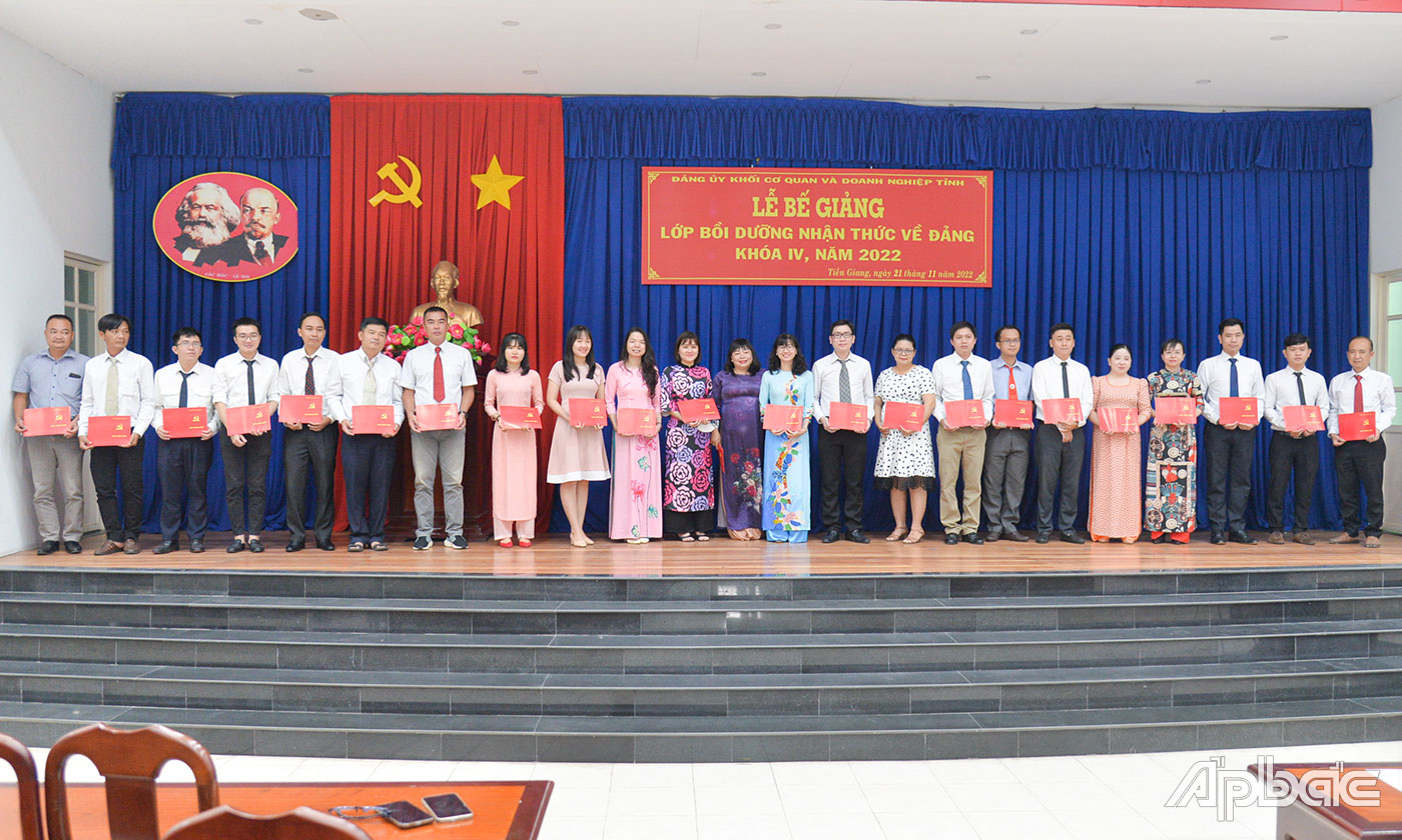Đồng chí Thái Ngọc Bảo Trâm, Tỉnh ủy viên, Bí thư Đảng ủy Khối Cơ quan và Doanh nghiệp tỉnh trao Giấy chứng nhận cho học viên.
