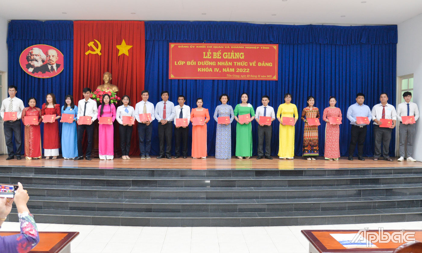 Đồng chí Lê Tấn Sơn, Trưởng ban Tổ chức Đảng ủy Khối trao Giấy chứng nhân cho học viên.