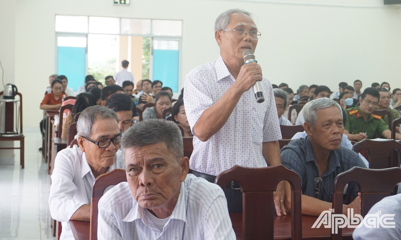 Cử tri huyện Gò Công Đông phát biểu ý kiến tại buổi tiếp xúc.