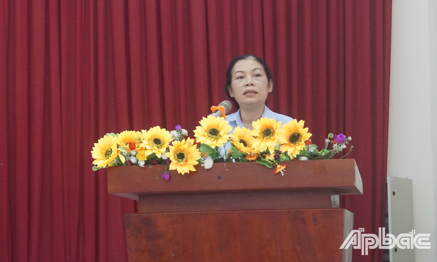 Đại diện lãnh đạo BHXH huyện Gò Công Đông trả lời ý kiến cử tri.