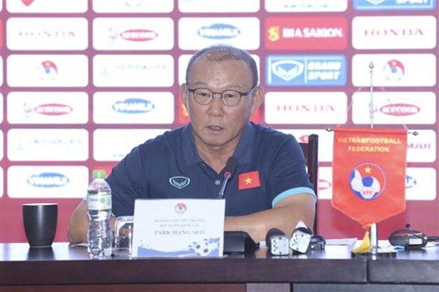 Huấn luyện viên Park Hang-seo trả lời câu hỏi của phóng viên tại họp báo. (Ảnh: Minh Quyết/TTXVN)