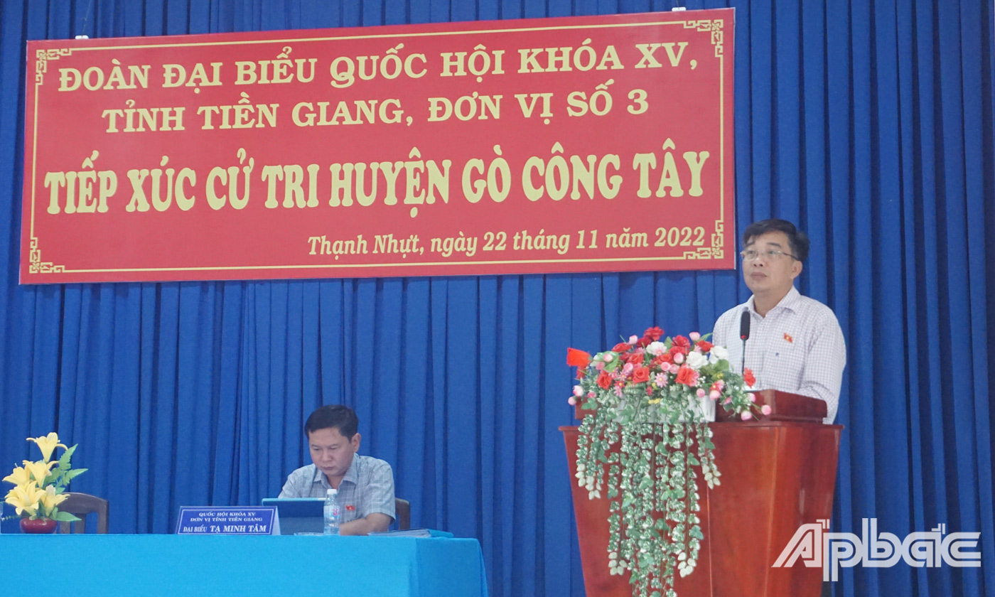 Phó Chủ nhiệm Ủy ban Kinh tế của Quốc hội Nguyễn Minh Sơn trả lời ý kiến cử tri. 