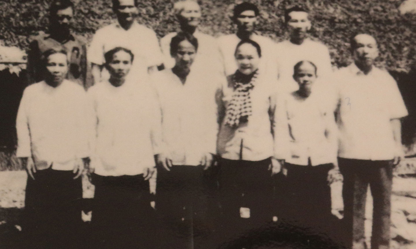 Đồng chí Nguyễn Thị Thập và các đồng chí tham gia khởi nghĩa ngày 23-11-1940 chụp ảnh lưu niệm trước nhà ông Ba Biện tại khu căn cứ cũ.