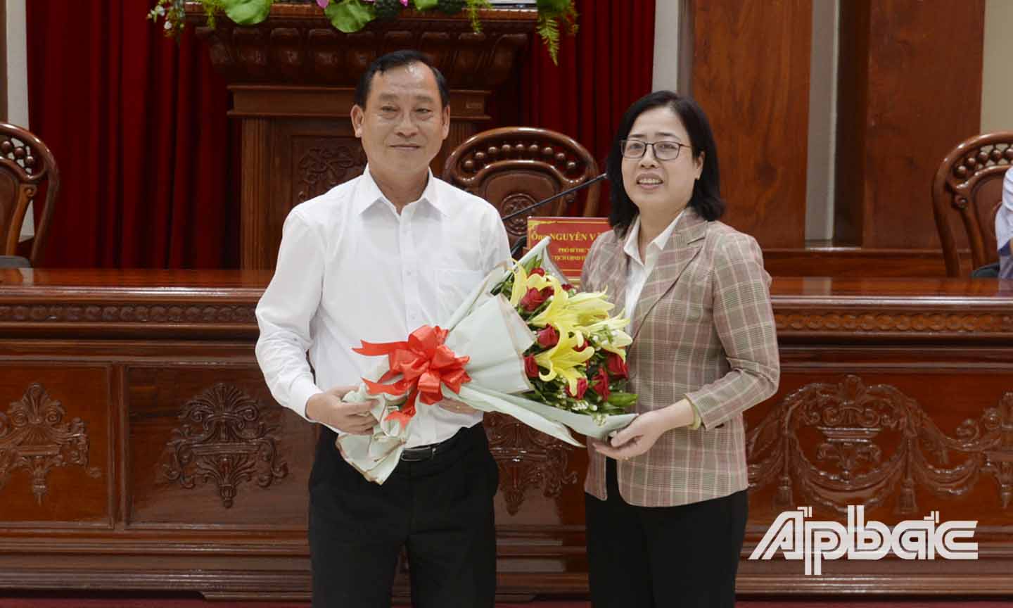 Chủ tịch Hội Nông dân tỉnh Tiền Giang Nguyễn Thị Hồng Phượng (bên phải) tặng hoa Phó Bí thư Tỉnh ủy, Chủ tịch HĐND tỉnh Nguyễn Văn Vĩnh.