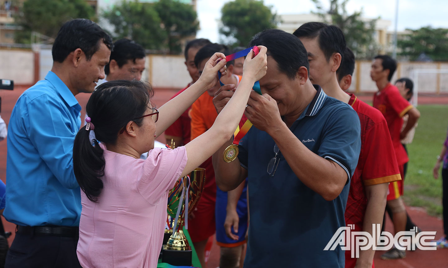 BTC trao huy chương vàng đội VKS tỉnh Tiền Giang.