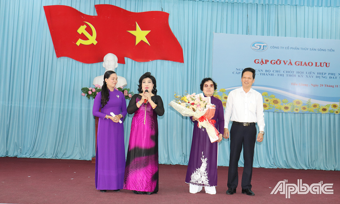 Đồng chí Nguyễn Thành Diệu trao tặng hoa cho bà Nguyễn Thị Ánh, nguyên Phó Chủ tịch Hội LHPN tỉnh, Giám đốc Công ty cổ phần Thủy sản Sông Tiền.