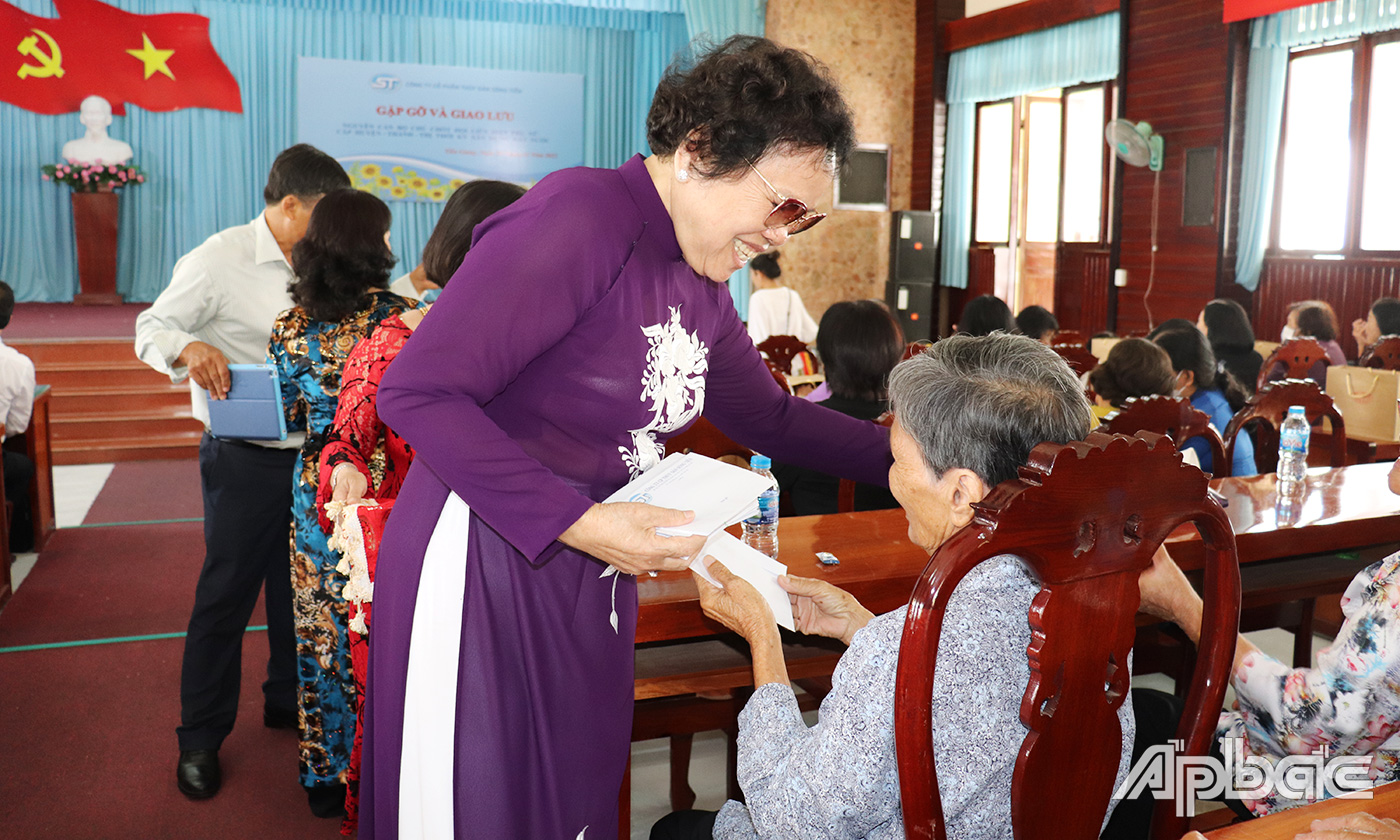Bà Nguyễn Thị Ánh trao tặng quà cho nguyên nữ cán bộ chủ chốt qua các thời kỳ.
