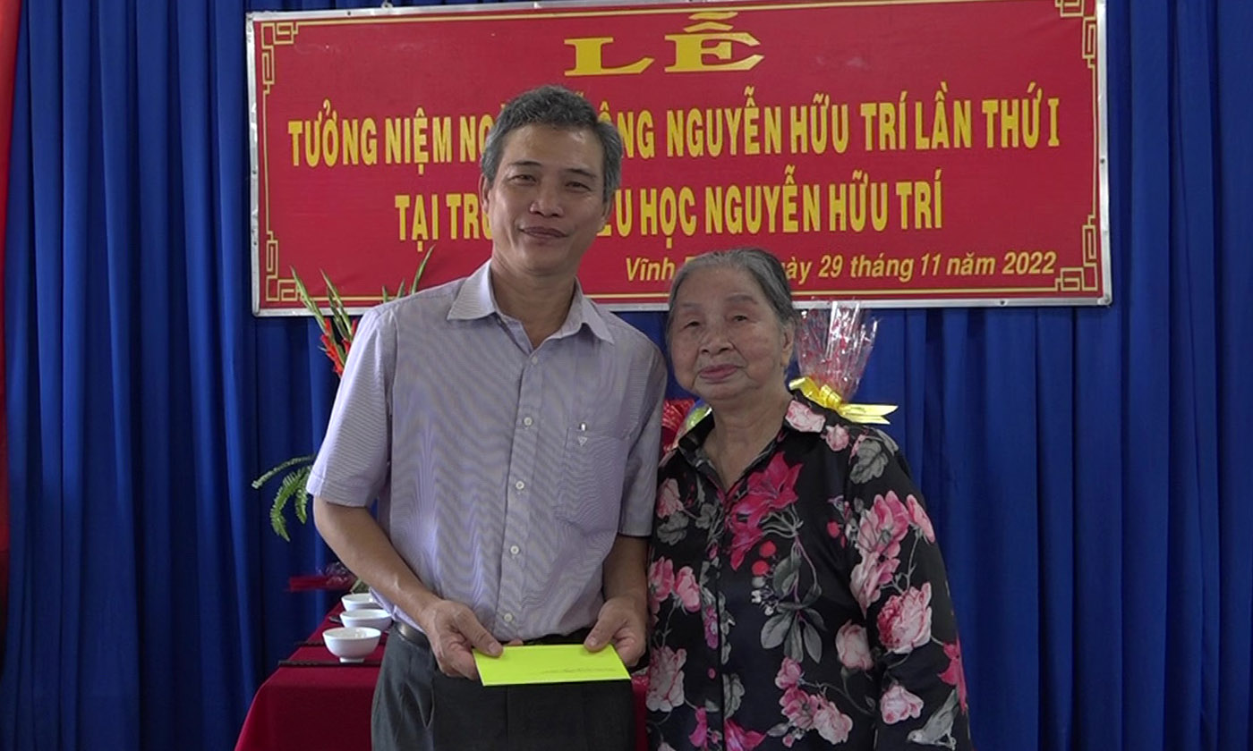 gia đình thân nhân của Anh hùng lực lượng vũ trang nhân dân Nguyễn Hữu Trí cũng đã ghi số lưu niệm và ủng hộ vào nguồn quỹ khuyến học của nhà trường 