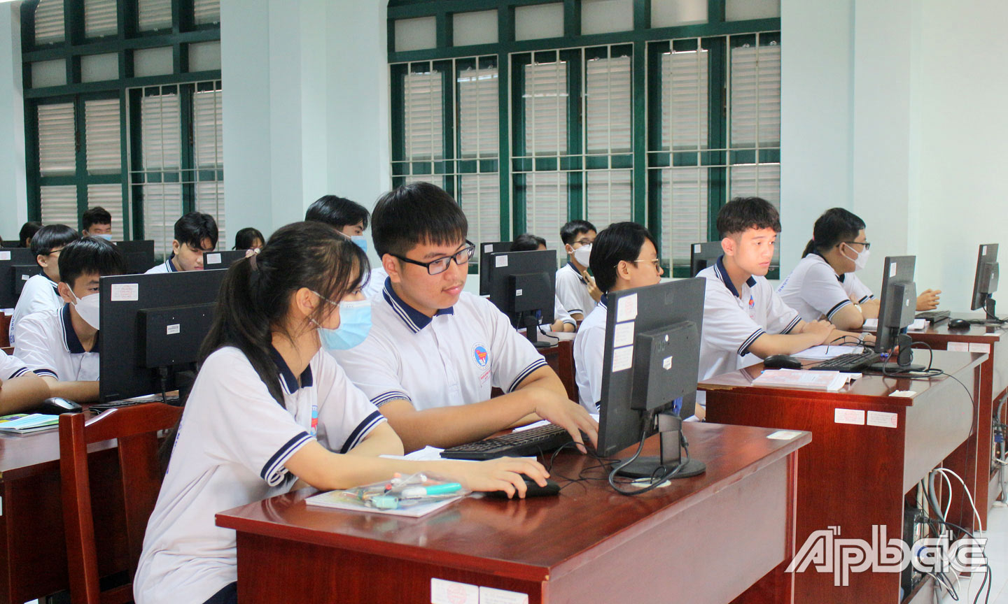 Học sinh Trường THPT Nguyễn Đình Chiểu trong giờ học môn Tin học.