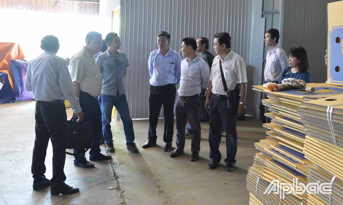 Đoàn đến khảo sát việc sử dụng bao bị đóng gói tại HTX Dịch vụ Nông nghiệp Hội Xuân.