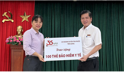 Agribank huyện Tân Phước: Trao tặng 100 thẻ Bảo hiểm y tế cho người nghèo